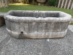 Fontana antica in marmo bianco bocciardato